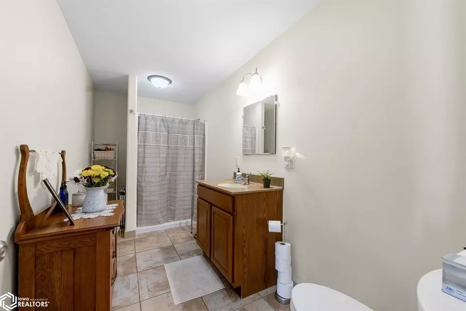 Bath - 6544 Hunt Rd, Burlington, IA 52601 photo 1 of 3