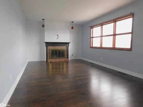 Living - 2301 Frontier Rd, Denison, IA 51442 photo 2 of 4