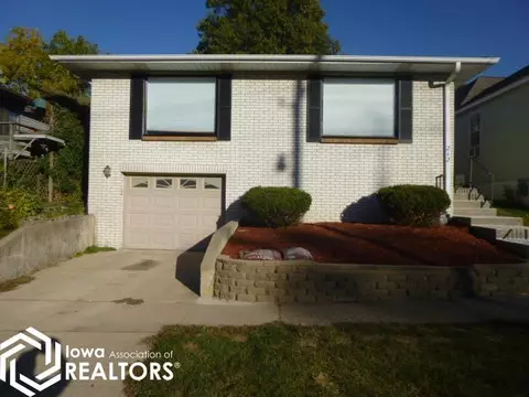 212 S 9th St, Burlington, IA 52601