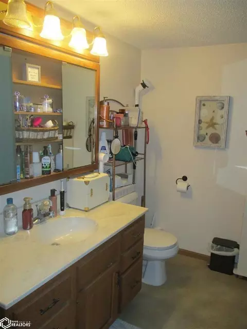 Bath - 610 4th St, Dedham, IA 51440 photo 1 of 3