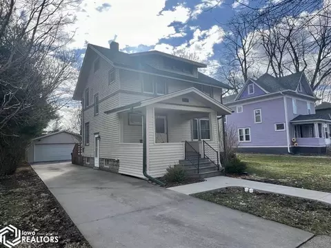 1120 Summer St, Grinnell, IA 50112