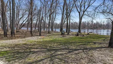 Oconnell Beach Road, Burlington, IA 52601