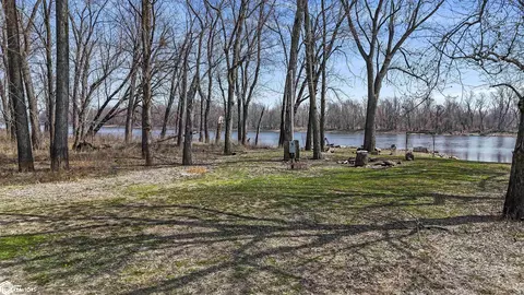 Oconnell Beach Road, Burlington, IA 52601