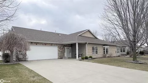100 Pebble Creek Ct, Mason City, IA 50401