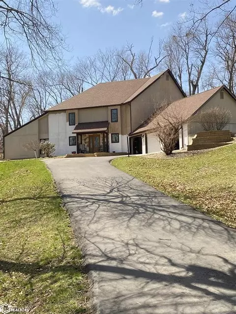 1814 Sherwood Dr, Marshalltown, IA 50158