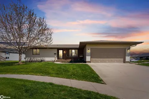 424 E 6th Street Pl S, Newton, IA 50208