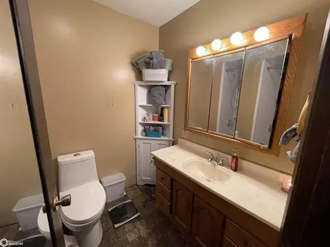 Bath - 1523 E Grant St, Centerville, IA 52544 photo 1 of 4