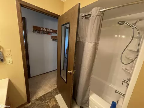 Bath - 1523 E Grant St, Centerville, IA 52544 photo 2 of 4