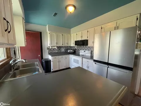 Kitchen - 1523 E Grant St, Centerville, IA 52544 photo 3 of 3