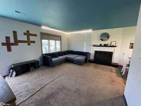 Living - 1523 E Grant St, Centerville, IA 52544 photo 3 of 4