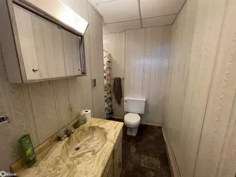 Bath - 1523 E Grant St, Centerville, IA 52544 photo 3 of 4