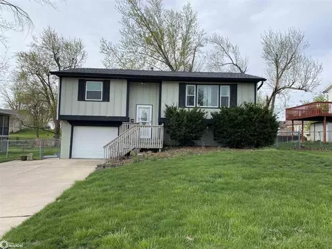 2232 Gary Ct, Marshalltown, IA 50158