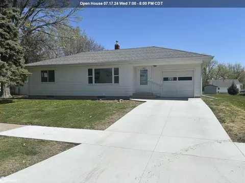 1813 12th St, Eldora, IA 50627