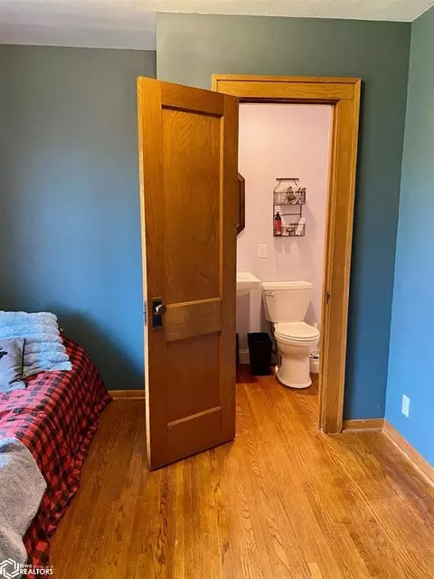 Bath - 1033 190th St, Hampton, IA 50441 photo 3 of 4