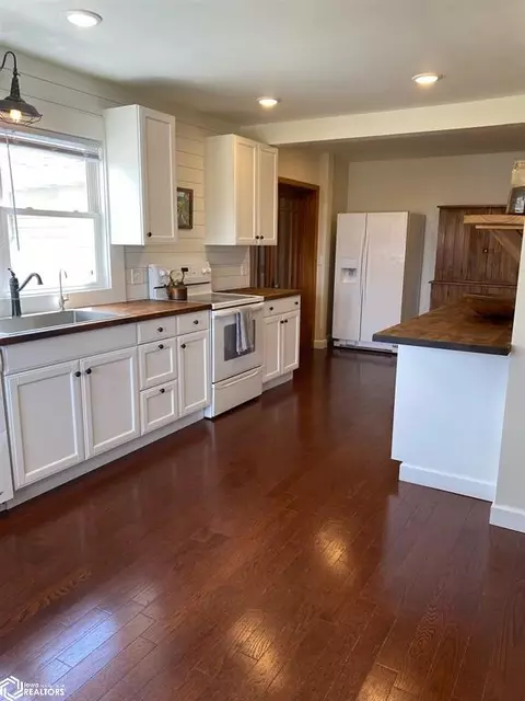 Kitchen - 1033 190th St, Hampton, IA 50441 photo 3 of 4