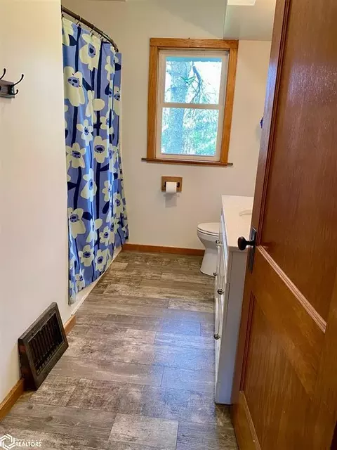 Bath - 1033 190th St, Hampton, IA 50441 photo 2 of 4