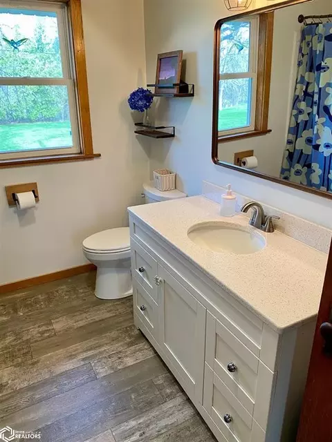 Bath - 1033 190th St, Hampton, IA 50441 photo 1 of 4