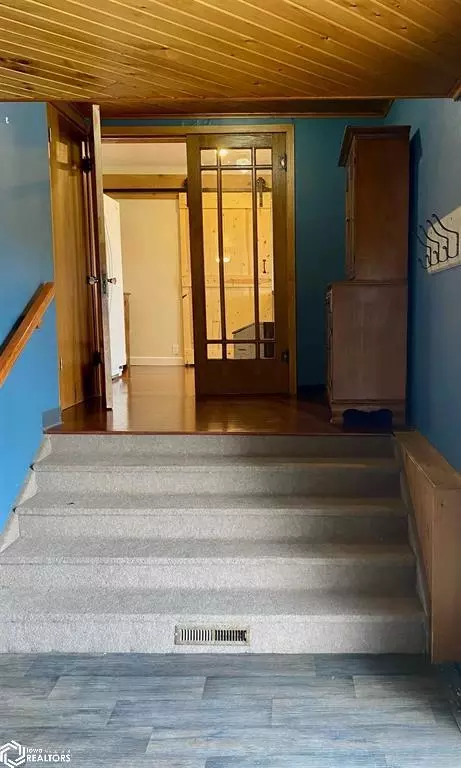 Entry Way - 1033 190th St, Hampton, IA 50441 photo 1 of 3