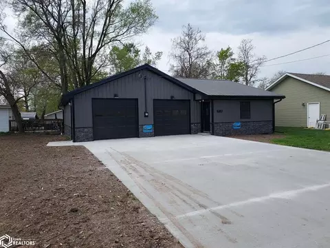 912 N 14th St, Centerville, IA 52544