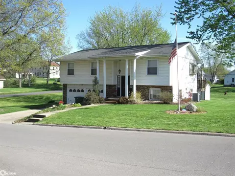 306 E Locust St, Bloomfield, IA 52537