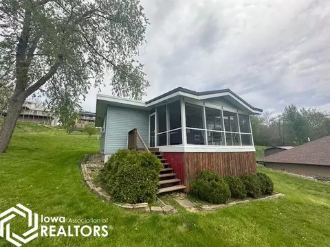 1322 Lakeshore Dr, Brooklyn, IA 52211