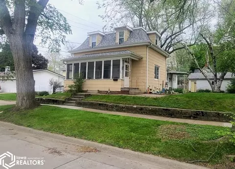 109 5th Ave E, Oskaloosa, IA 52577