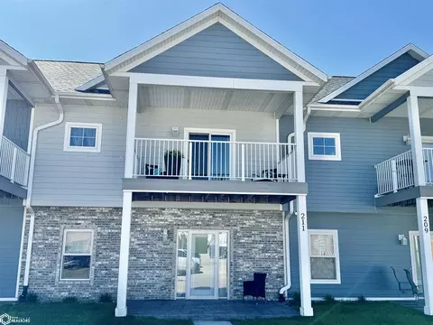 211 1st Ave S, Clear Lake, IA 50428