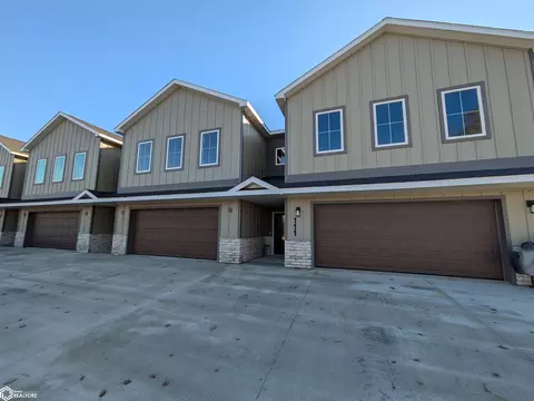 105 Stonebrook Ct, Clear Lake, IA 50428
