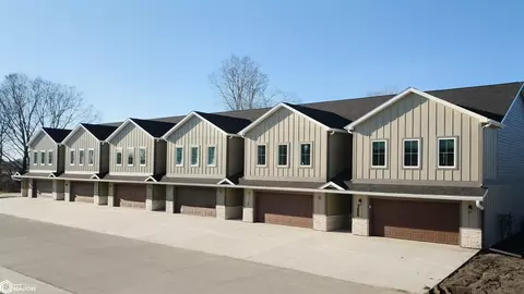 210 Stonebrook Ct, Clear Lake, IA 50428