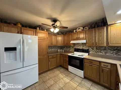 Kitchen - 1521 E Grant, Centerville, IA 52544 photo 2 of 8