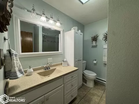 Bath - 1521 E Grant, Centerville, IA 52544 photo 1 of 6