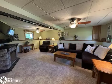 Living - 1521 E Grant, Centerville, IA 52544 photo 4 of 4