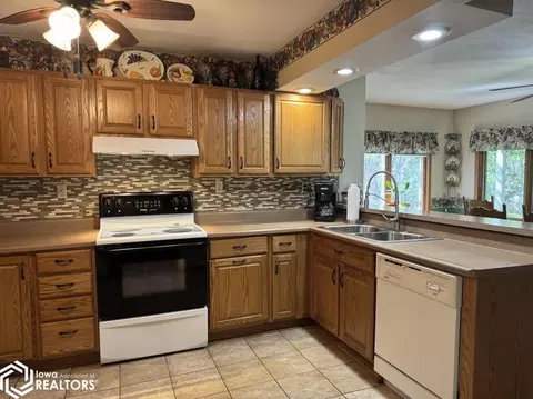 Kitchen - 1521 E Grant, Centerville, IA 52544 photo 5 of 8