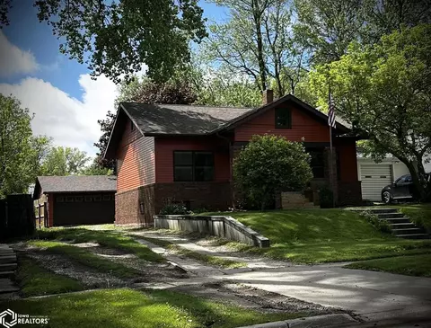 1034 1st Ave E, Oskaloosa, IA 52577