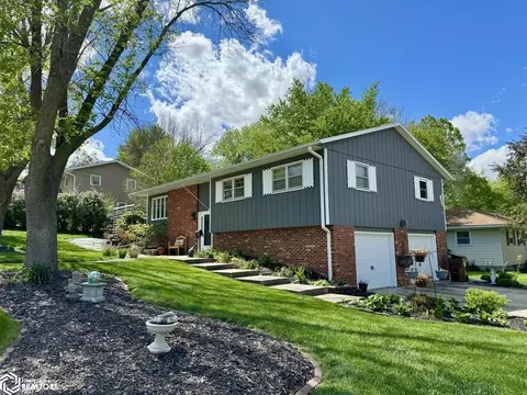 104 Hillcrest Dr, Carroll, IA 51401