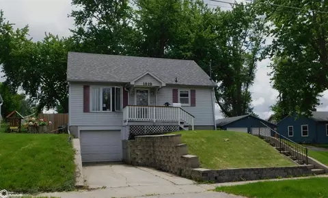 1319 Glenway Dr, Newton, IA 50208