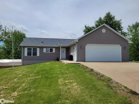906 Cherry Ave, Sigourney, IA 52591