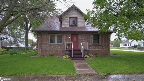 208 4th St, Steamboat Rock, IA 50672