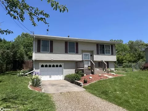 107 Glasgow Rd, Fairfield, IA 52556