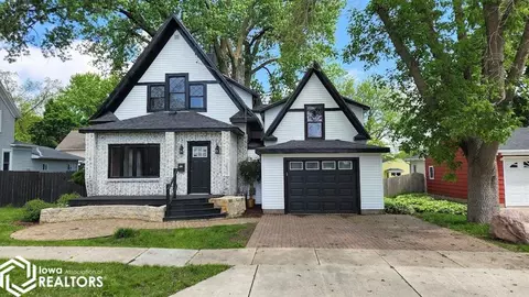 1002 3rd Ave S, Clear Lake, IA 50428