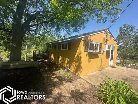1073 Lakeshore Dr, Brooklyn, IA 52211