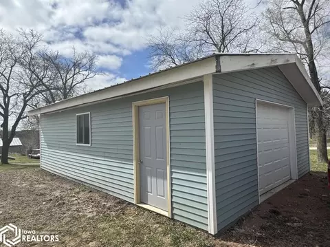 201 N 1st St, Mystic, IA 52574