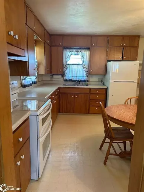 Kitchen - 604 E 18th St, Atlantic, IA 50022 photo 1 of 2