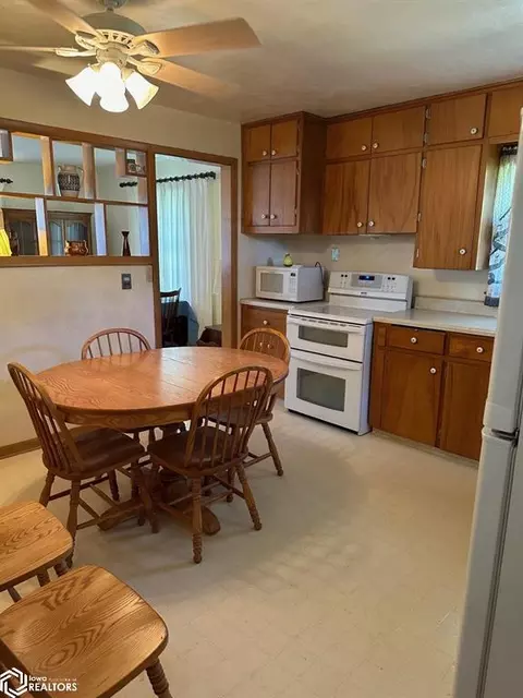 Kitchen - 604 E 18th St, Atlantic, IA 50022 photo 2 of 2