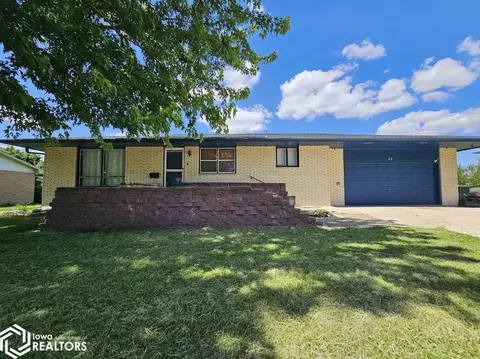 218 E 6th St, Kanawha, IA 50447