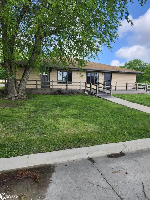 319 Country Club Dr, Belmond, IA 50421