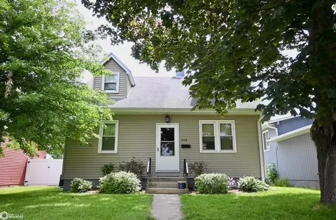 1514 S 8th St, Burlington, IA 52601