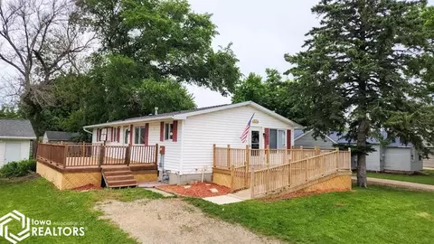 312 N 1st St, Sheffield, IA 50475
