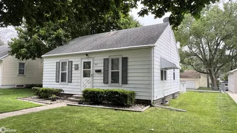 927 10th St NE, Mason City, IA 50401