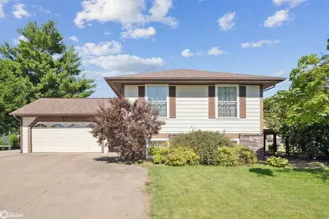 310 Green Acres Dr, Mediapolis, IA 52637